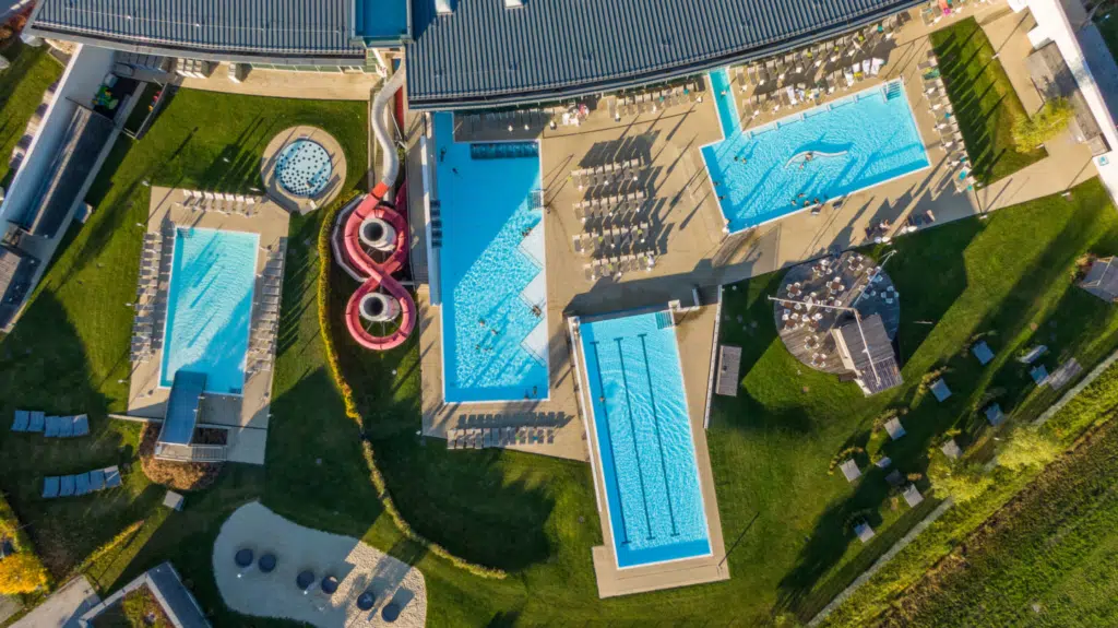 Ihr seht die Tauern Spa Wasserwelt von oben in der Nähe vom JUFA Hotel Kaprun. Der Ort für kinderfreundlichen und erlebnisreichen Urlaub für die ganze Familie.