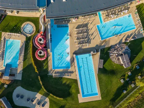 Ihr seht die Tauern Spa Wasserwelt von oben in der Nähe vom JUFA Hotel Kaprun. Der Ort für kinderfreundlichen und erlebnisreichen Urlaub für die ganze Familie.