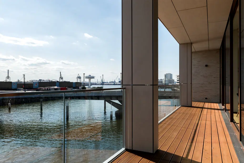 Ihr seht die gemütliche Terrasse im JUFA Hotel Hamburg HafenCity**** mit Elblick. JUFA Hotels bietet den Ort für erfolgreiche und kreative Seminare in abwechslungsreichen Regionen.