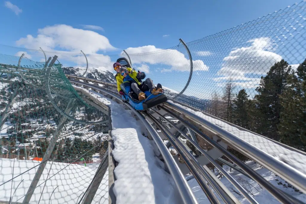 Ihr seht ein Bild von zwei Personen auf der Rodelbahn Nocky Flitzer auf der Turracherhöhe in Kärntnen.