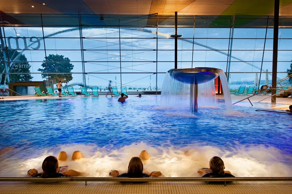 Ihr seht die Bodenseetherme mit Badegästen in Konstanz.