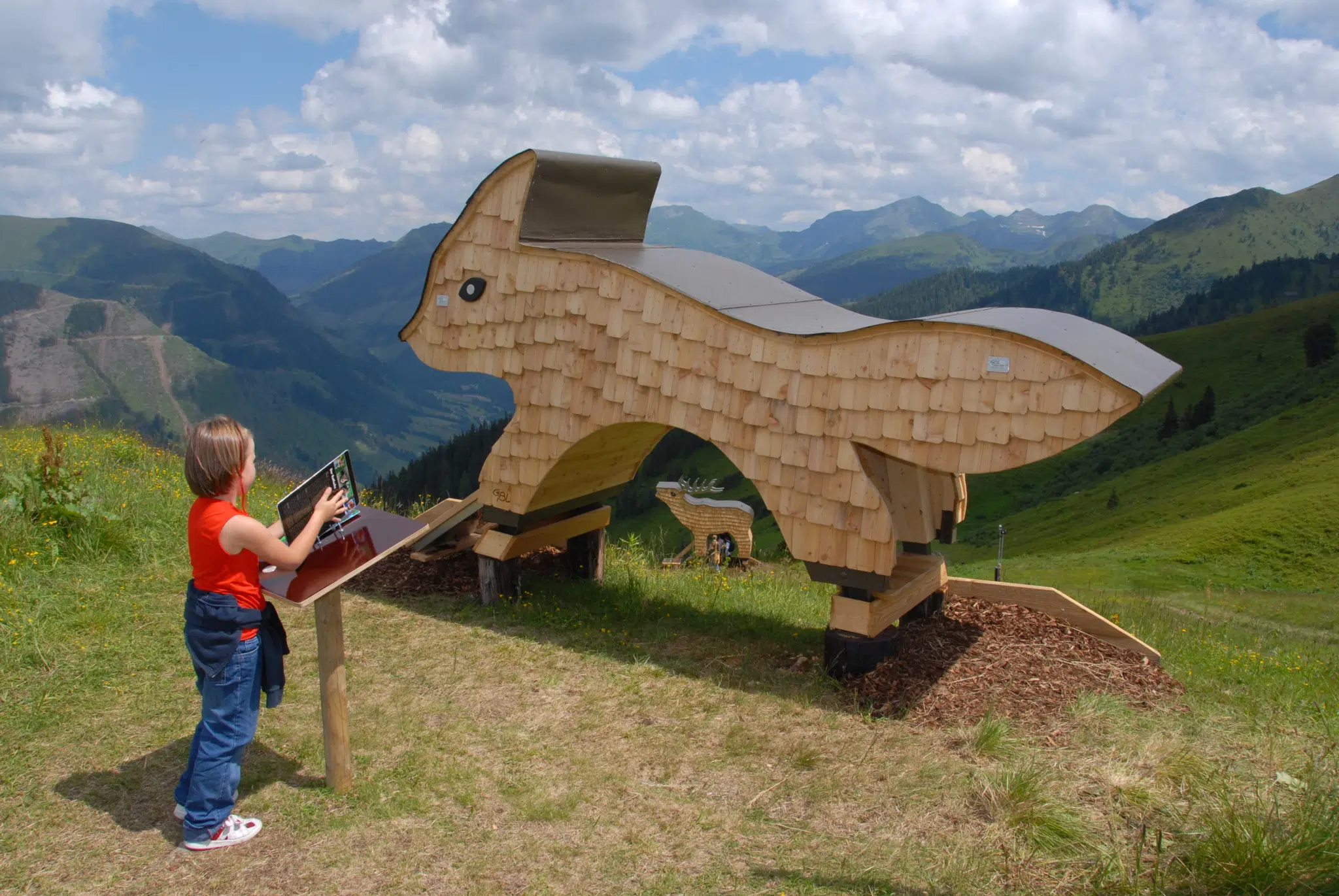 Kind im Tierholzpark auf der Riesneralm in Schladming-Dachstein im JUFA Hotel-Urlaub. Der Ort für erholsamen Familienurlaub und einen unvergesslichen Winter- und Wanderurlaub.