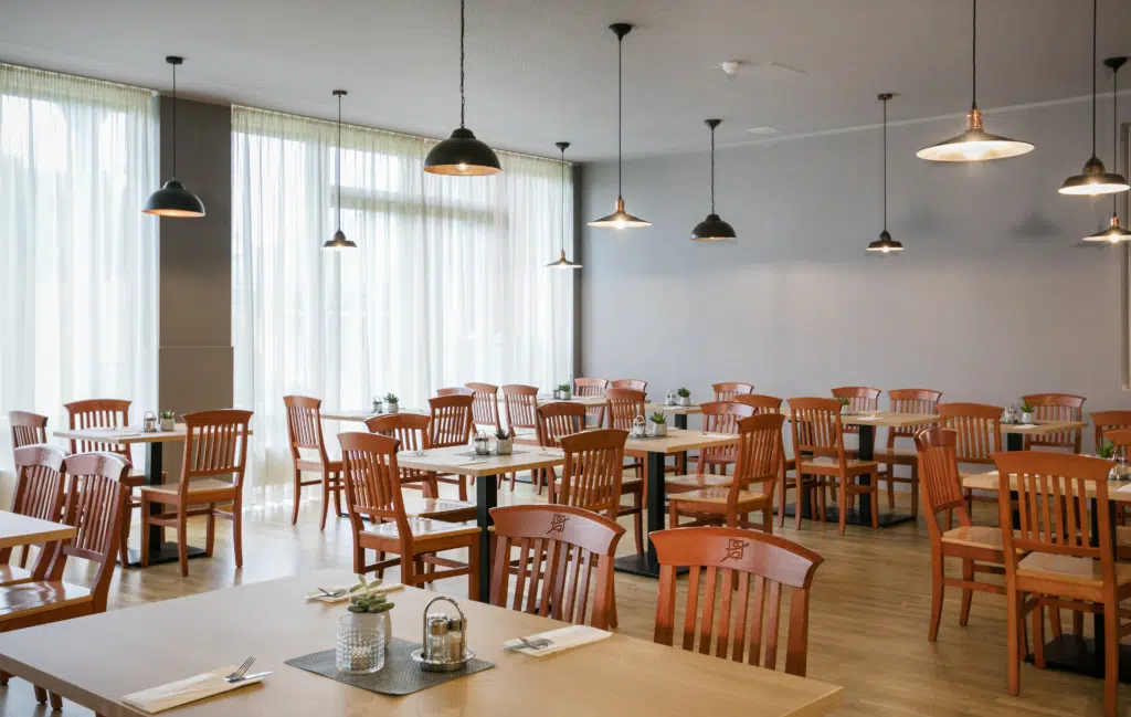 Ihr seht Tische und Stühle im Restaurant des JUFA Hotel Vulkanland – Sport-Resort. Der Ort für erfolgreiches Training in ungezwungener Atmosphäre für Vereine und Teams.