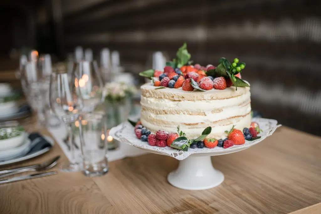 Tischgedeck mit Torte im EventArium am JUFA Hotel Neutal – Landerlebnis. Der Ort für erlebnisreichen Natururlaub für die ganze Familie.