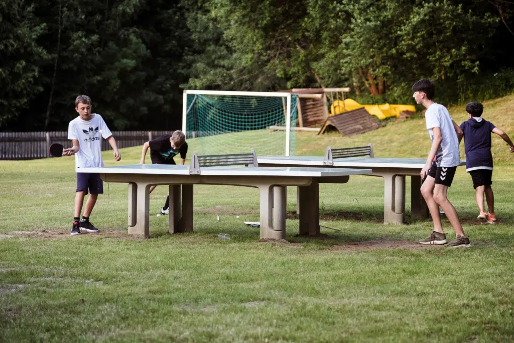 Ihr seht Jungen und Mädchen bei Spiel & Spaß im Garten vom JUFA Hotel Lipizzanerheimat. Der Ort für erfolgreiches Training in ungezwungener Atmosphäre für Vereine und Teams.