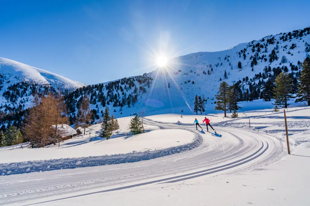 Ihr seht zwei Personen beim Langlaufen im Winter in der Region Murau.