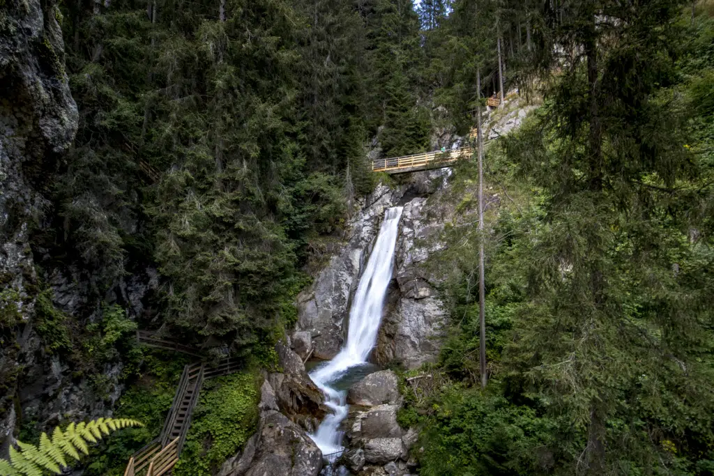 Ihr seht den beeindruckenden Günster Wasserfall in der Region Murau, welchen ihr auf einer Wanderung ausgehend vom JUFA Hotel Murau*** erreichen können.