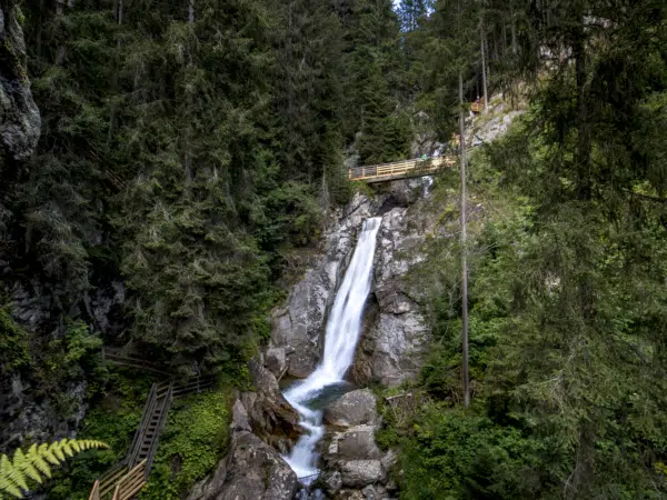 Ihr seht den beeindruckenden Günster Wasserfall in der Region Murau, welchen ihr auf einer Wanderung ausgehend vom JUFA Hotel Murau*** erreichen können.