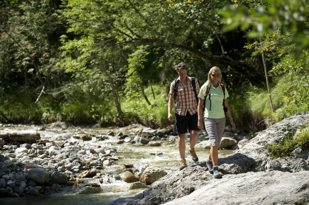 Ihr seht zwei Personen beim Wandern in der Trögerner Klamm.