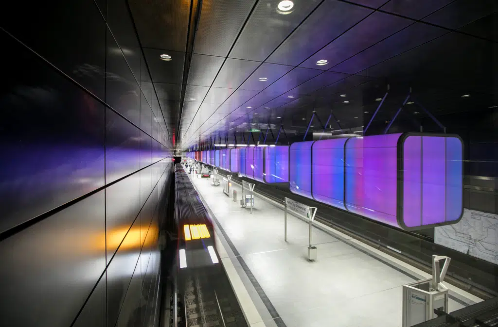 Ihr seht die U-Bahn Haltestation HafenCity Universität. JUFA Hotels bietet kinderfreundlichen und erlebnisreichen Urlaub für die ganze Familie.