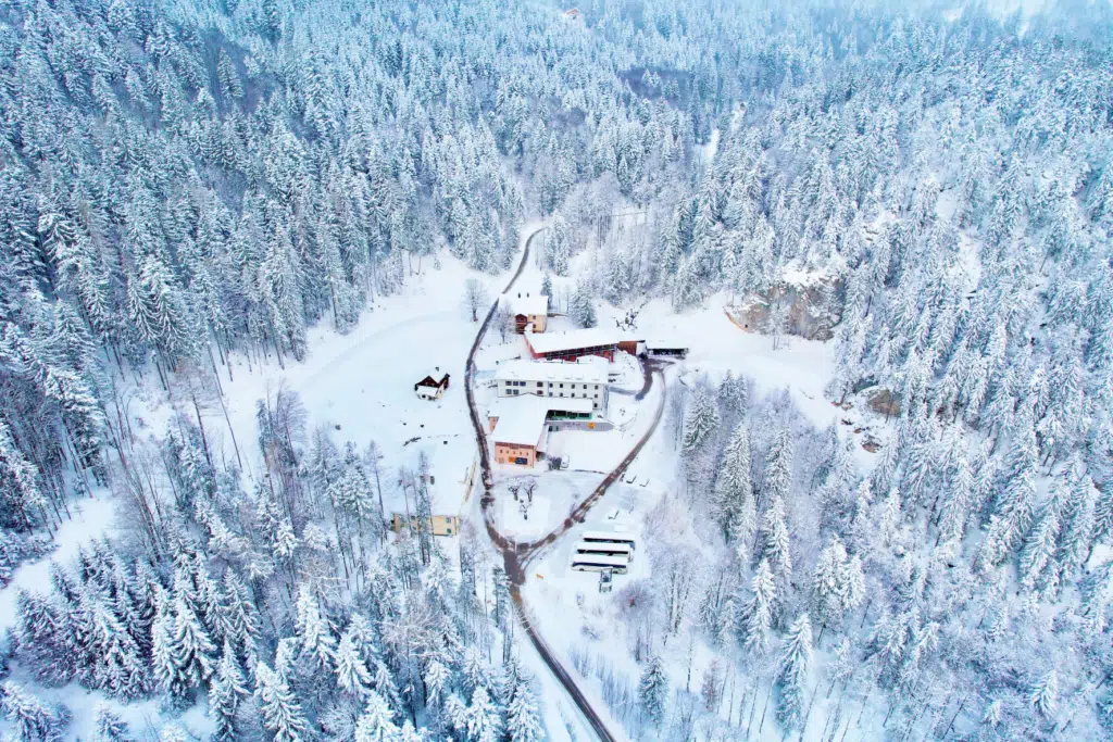 Ihr seht das JUFA Hotel Altaussee aus der Vogelperspektive im Winter