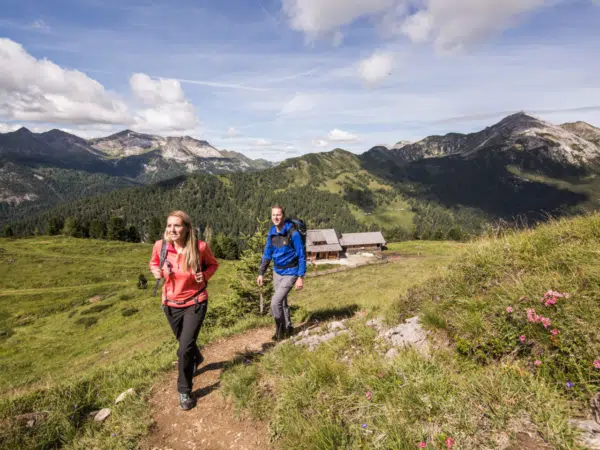 Ihr seht ein Pärchen, dass eine Wandertour im Lungau unternimmt.