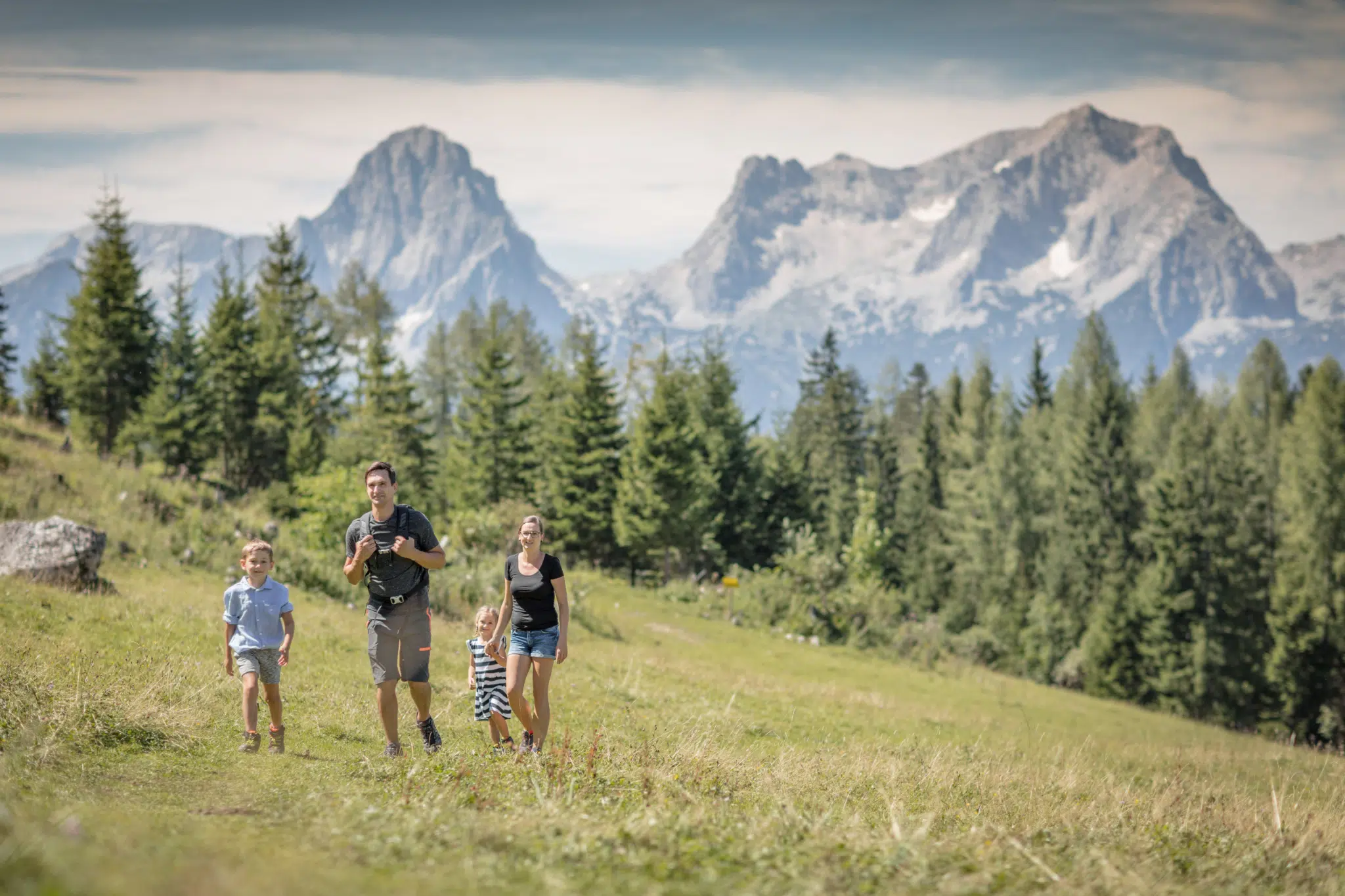 Ihr seht eine Familie beim Wandern in der Urlaubsregion Pyhrn-Priel.