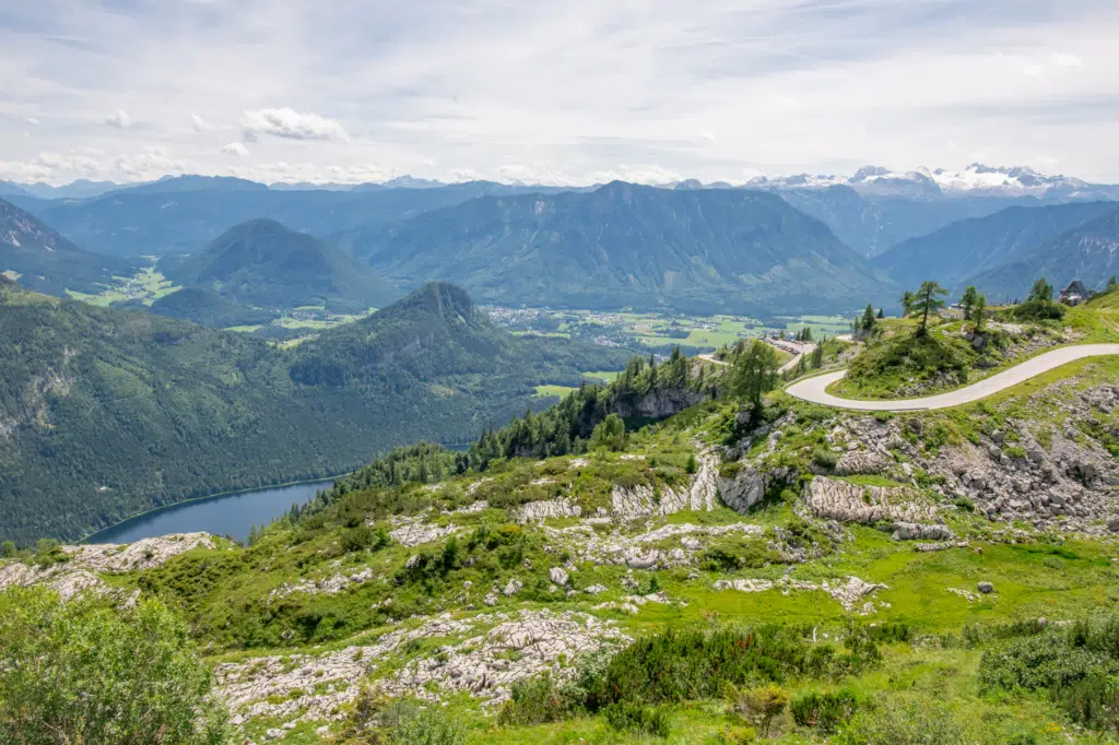 Ihr seht Wanderer im Sommer und die mächtige Bergkulisse aus dem Ausseerland im steirischen Salzkammergut.