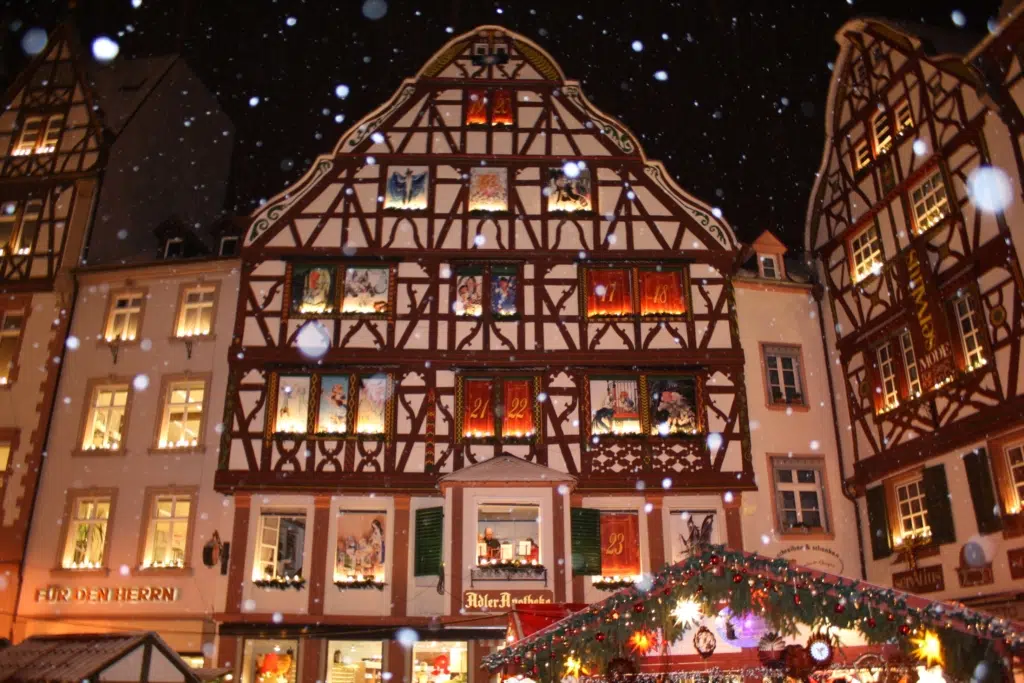 Ihr seht den Weihnachtsmarkt in Bernkastel-Kues bei Nacht. jufa hotels, bernkastel-kues, weihnachten, advent