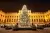 Weihnachtsmarkt Schloss Schönbrunn mit Christbaum. JUFA Hotels bietet erholsamen Familienurlaub und einen unvergesslichen Winterurlaub.