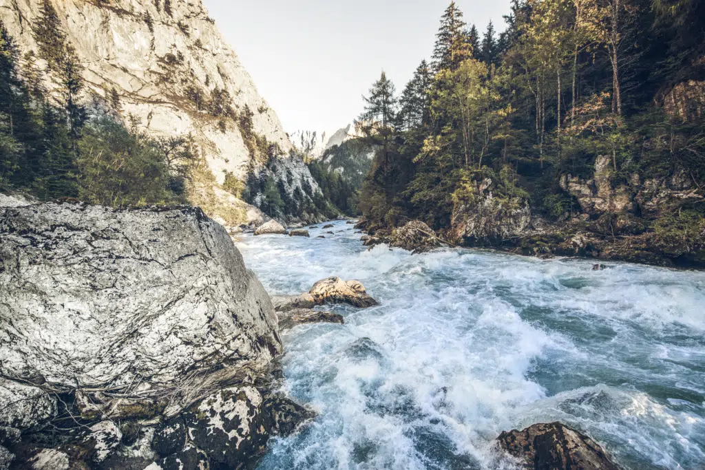 Ihr seht den sogenannten Gesäuseeingang, wo die ursprüngliche Enns über eine Felsstufe den Weg durch das Gesäuse sucht. JUFA Hotels bietet euch den Ort für erlebnisreichen Natururlaub für die ganze Familie.