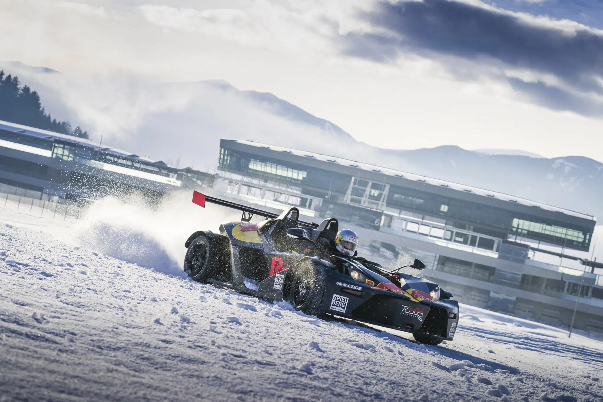 Ihr seht ein Bild von der KTM X-Bow Winter Experience im Driving Center am Red Bull Ring in Spielberg. Adrenalin pur bei eurem Winterurlaub in den JUFA Hotels im Murtal.