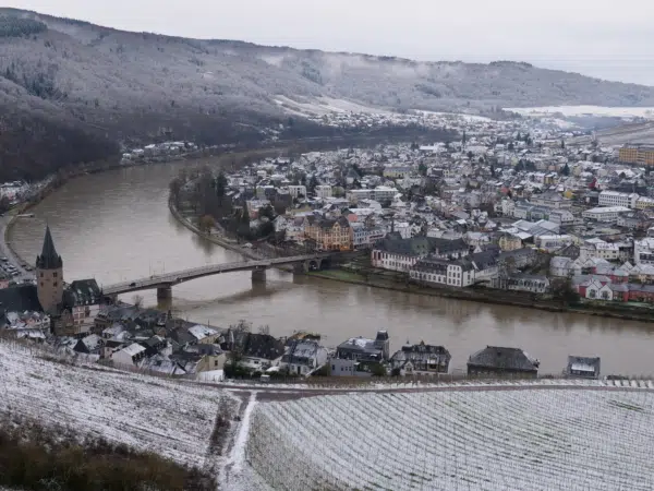 Ihr seht Bernkastel im Winter. jufa hotels, bernkastel-kues, fluss, winter, schnee