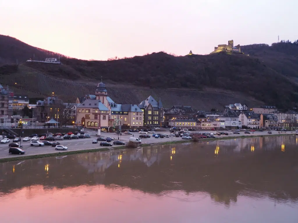 Ihr seht einen Sonnenaufgang in Bernkastel-Kues im Winter. jufa hotels, bernkastel-kues, fluss, sonnenaufgang, winter