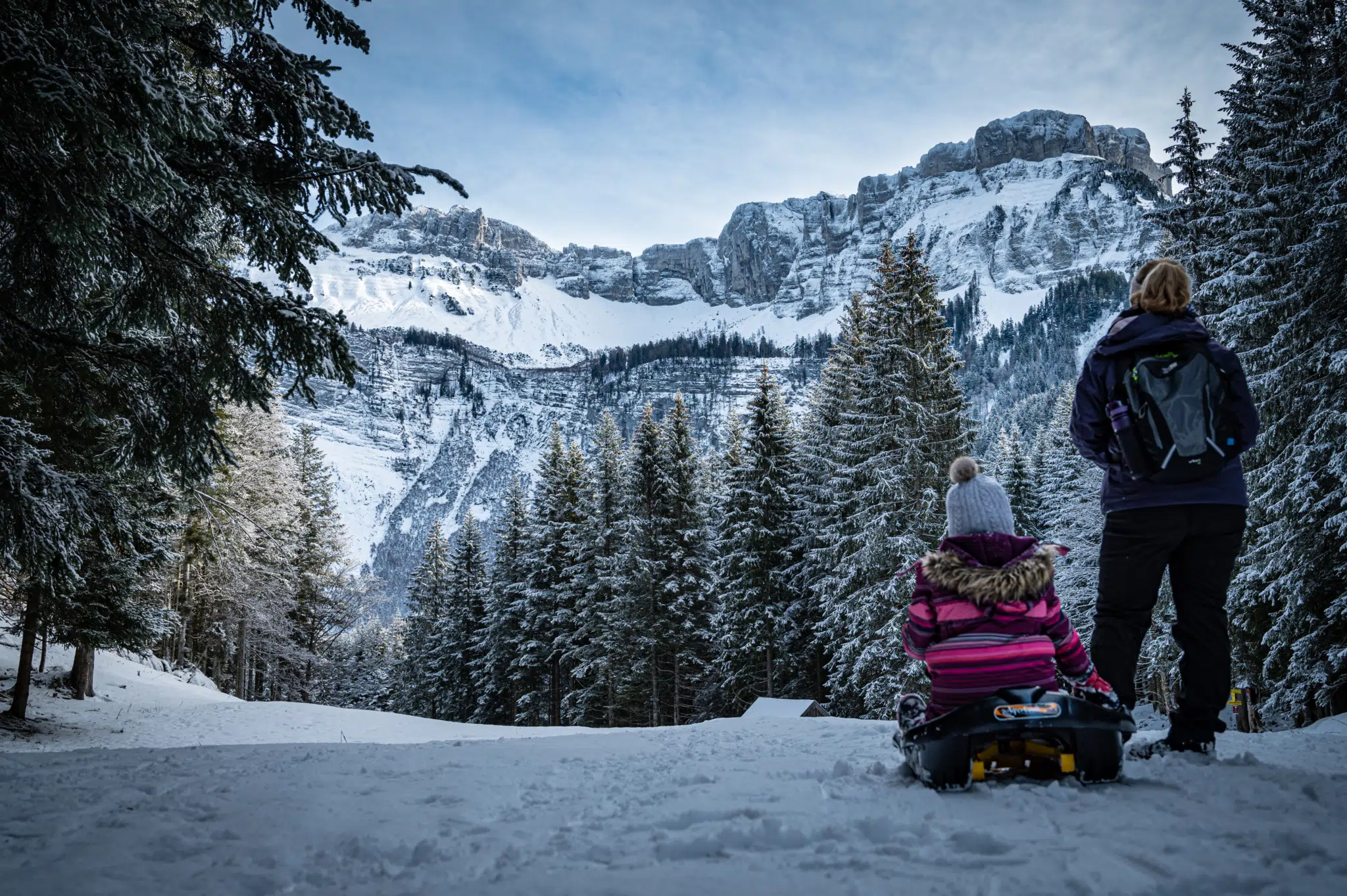 Ihr seht die Winterlandschaft im Ausseerland im Schnee. JUFA Hotels bietet erholsamen Familienurlaub und einen unvergesslichen Winterurlaub.