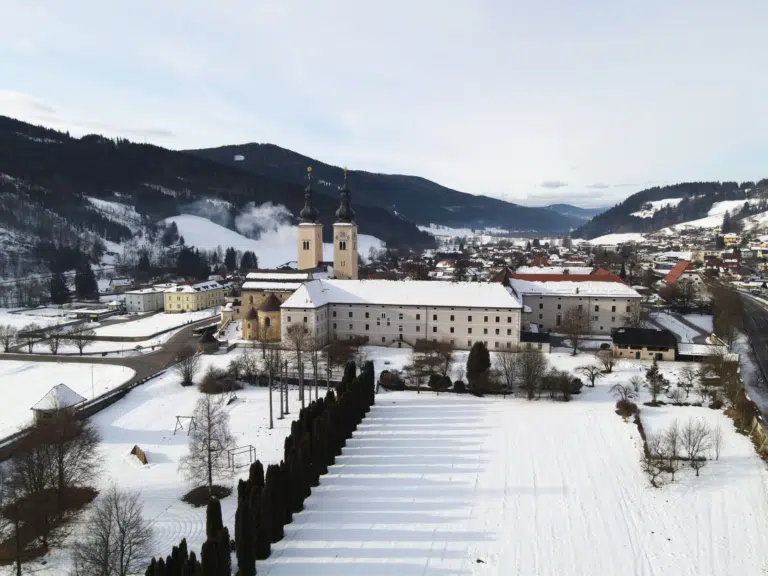 Ihr seht das JUFA Hotel Stift Gurk**** aus der Vogelperspektive im Winter. JUFA Hotels ist der Ort für erholsamen Winterurlaub für die ganze Familie.