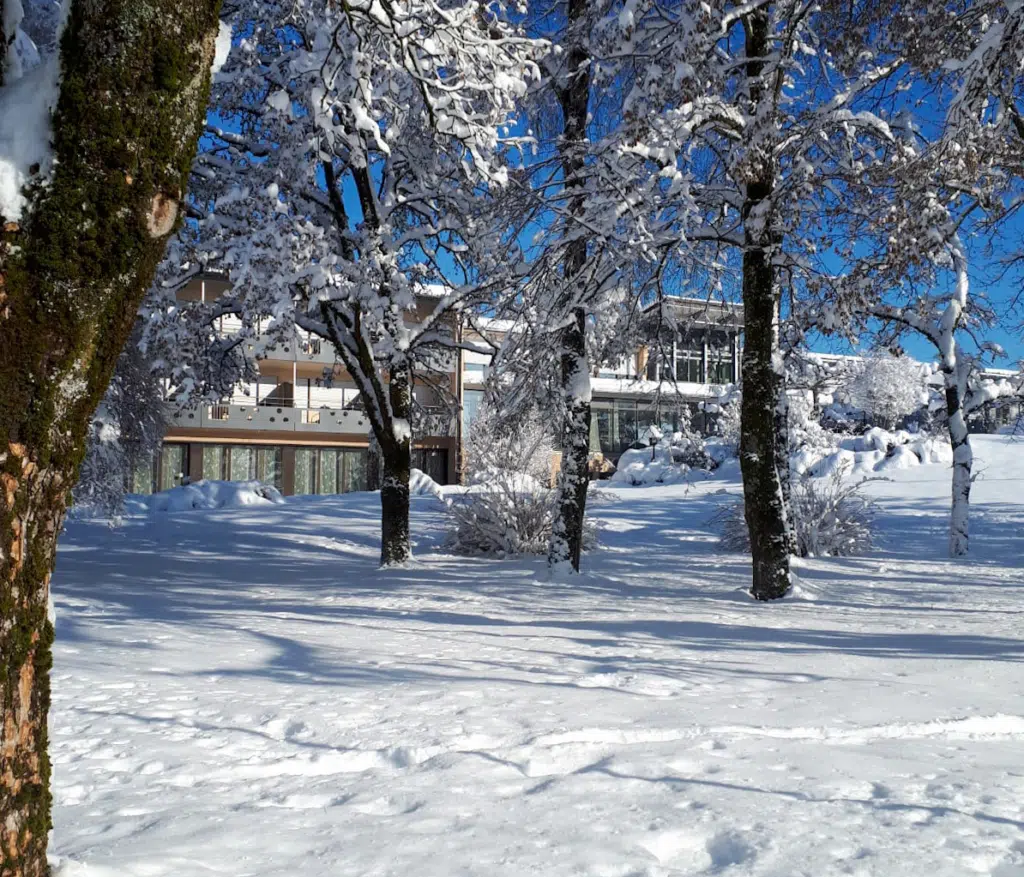 Ihr seht die Hausansicht vom JUFA Hotel Wangen im Allgäu***s mit Schnee. JUFA Hotels bietet erholsamen Familienurlaub und einen unvergesslichen Winterurlaub.