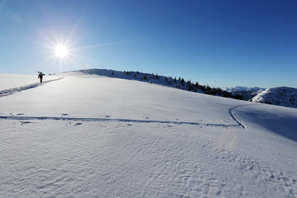 Ein Wintersportler unterwegs durch die wunderschöne Winterlandschaft am Hochkar in Niederösterreich. JUFA Hotels bietet erholsamen Familienurlaub und einen unvergesslichen Winterurlaub.