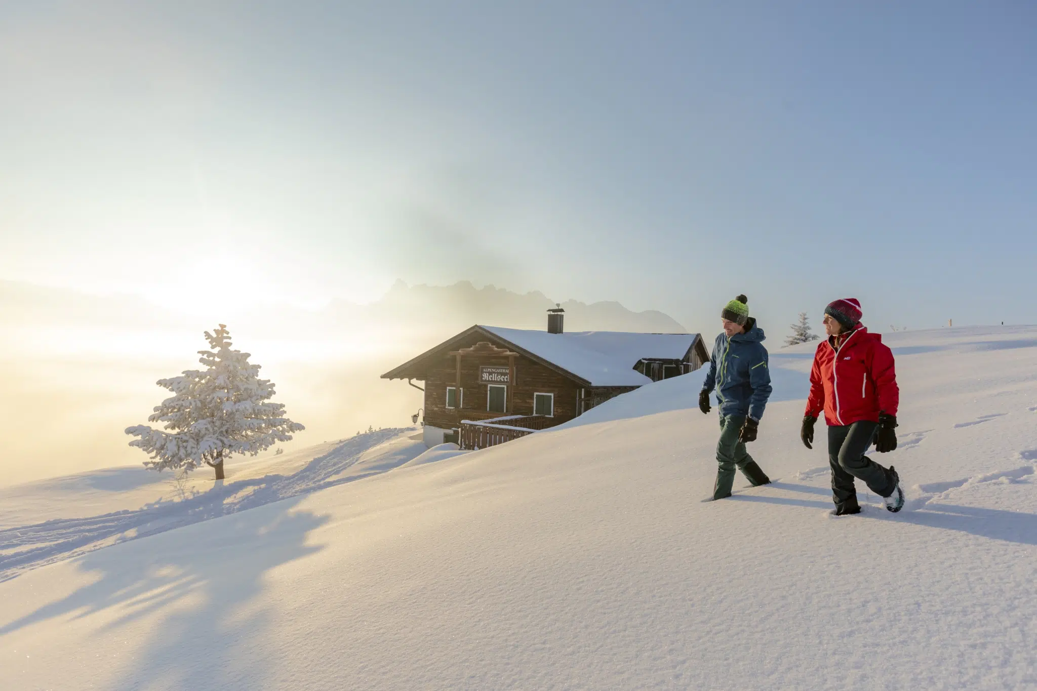 Ihr seht ein Paar beim Winterwandern am Bartholomäberg im Montafon. JUFA Hotels bietet erholsamen Familienurlaub und einen unvergesslichen Winterurlaub.