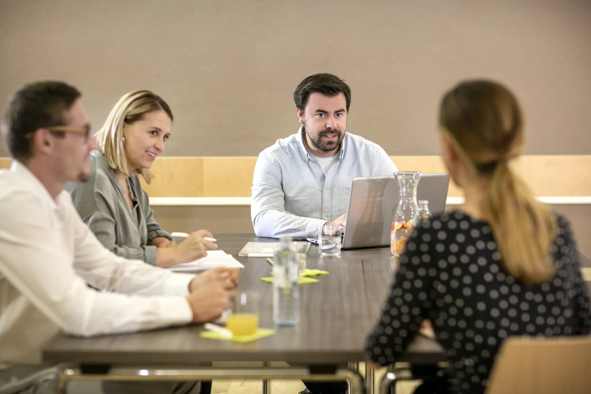 Ihr seht Workshop-Teilnehmer am Tisch sitzen im JUFA Hotel Graz City***. Der Ort für erfolgreiche und kreative Seminare in abwechslungsreichen Regionen.