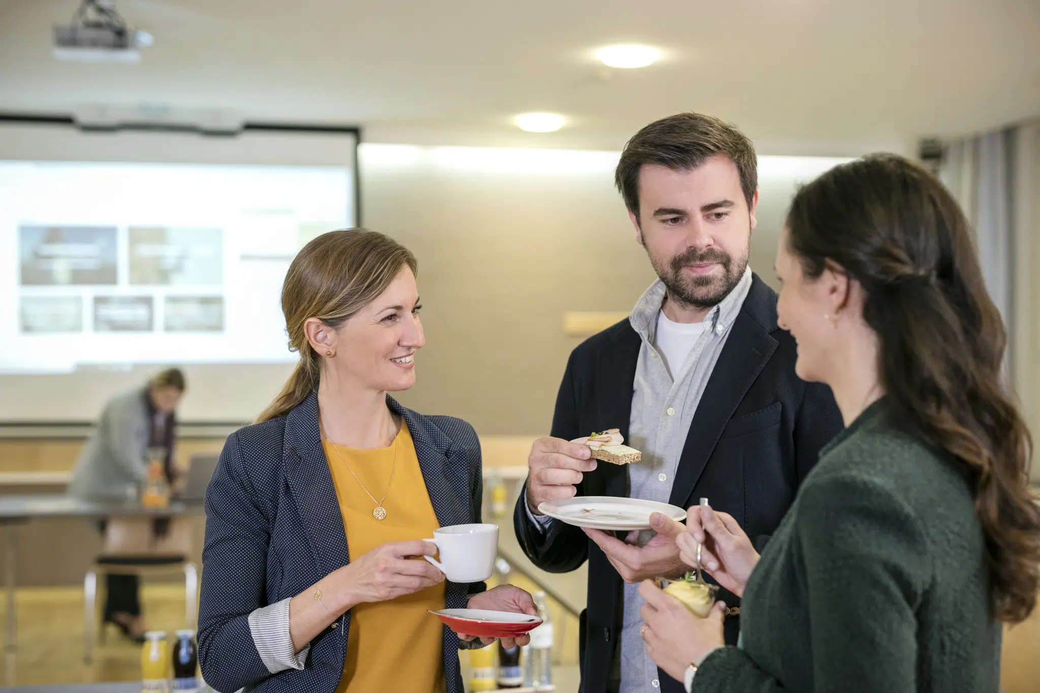 Ihr seht Workshop-Teilnehmer bei einer Seminarpause im JUFA Hotel Graz City***. Der Ort für erfolgreiche und kreative Seminare in abwechslungsreichen Regionen.