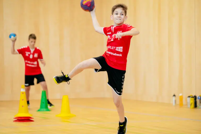 Ihr seht die Jugendgruppe HSG Bärnbach beim Vorbereitsungstraining. JUFA Hotels bietet Ihnen den Ort für erfolgreiches Training in ungezwungener Atmosphäre für Vereine und Teams.