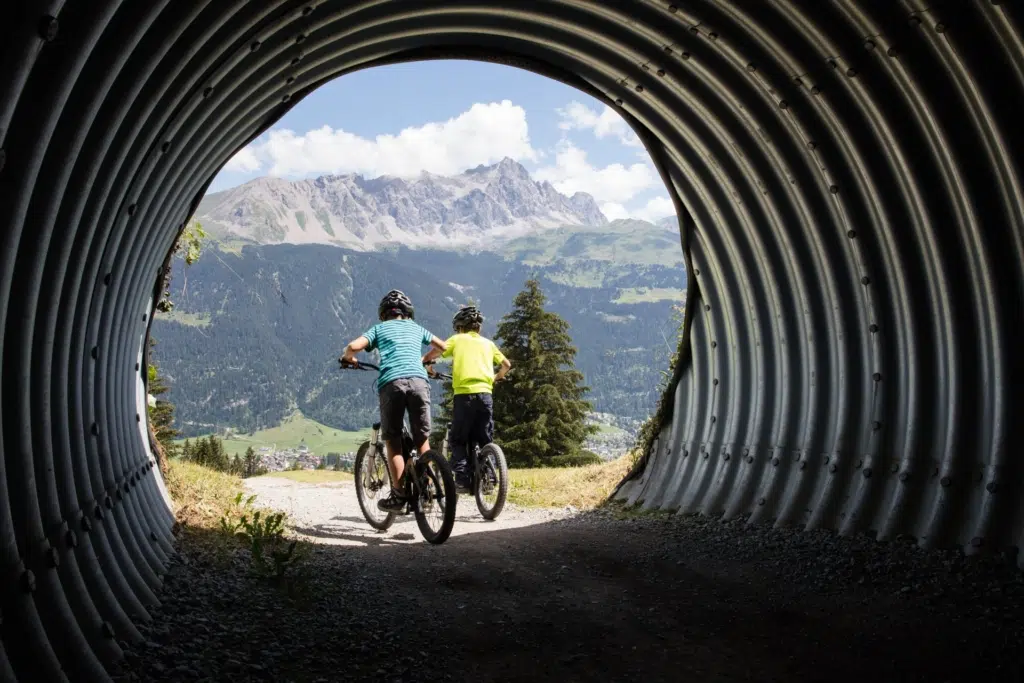 Buben beim Mountainbiken im Bikepark in Savognin