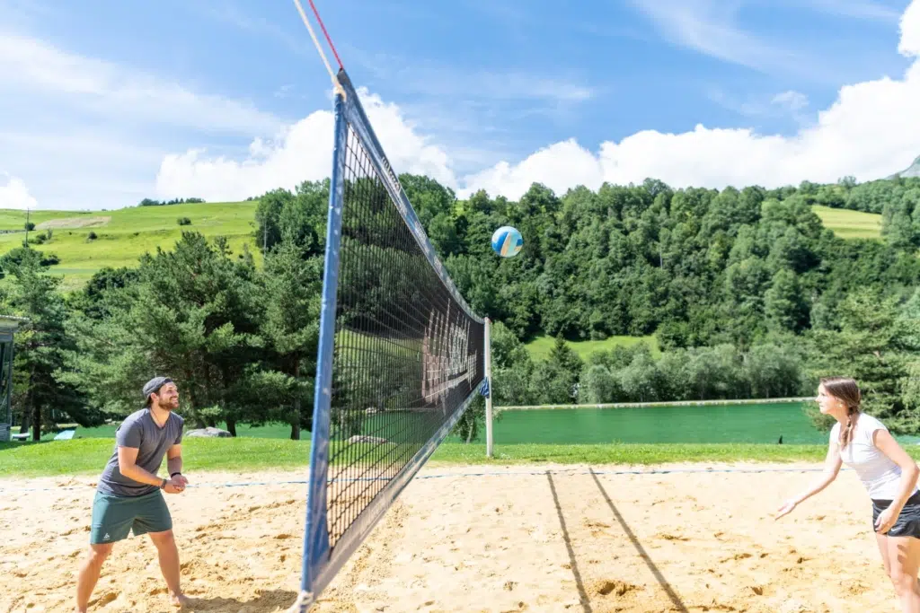 Ihr seht ein Pärchen beim Volleyball spielen am Lai Barnagn in Savognin