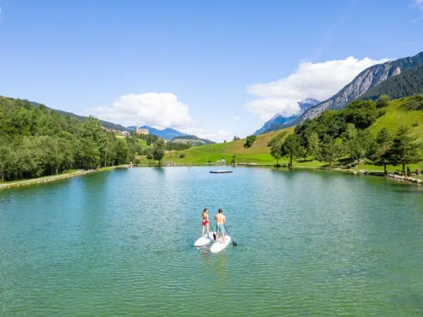 Ihr seht den Badesee Lai Barnagn in Savognin mit SUP.