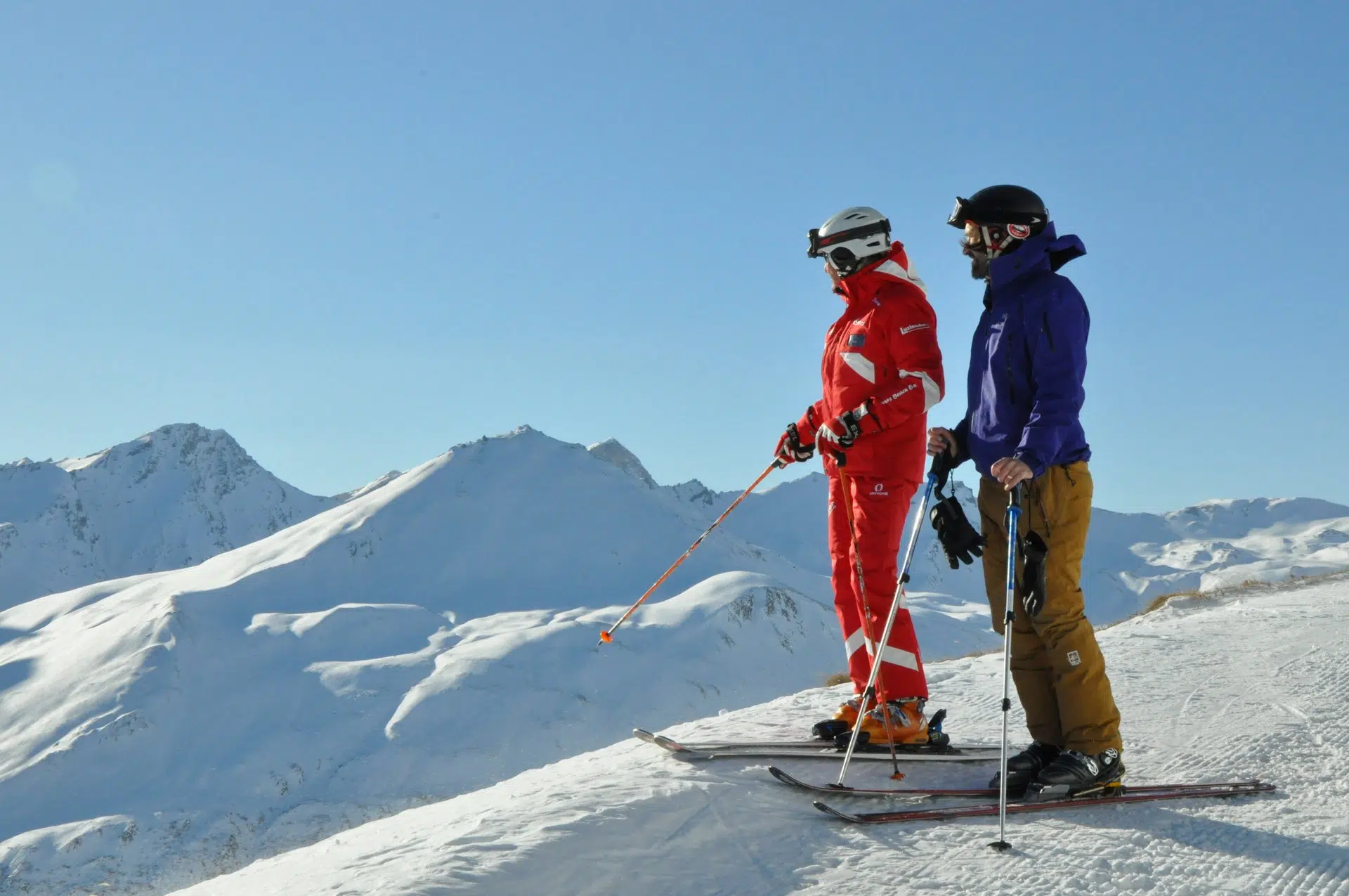 Zwei Skifahrer auf der Piste vom Parc Ela in Savognin