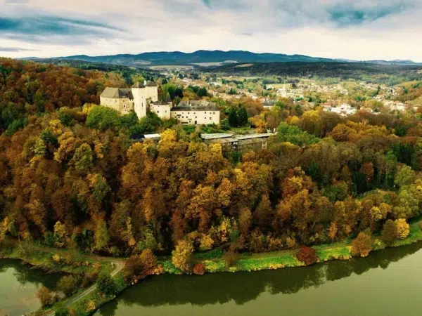 Ihr seht einen Drohnenshot von der Ritterburg Lockenhaus mit See