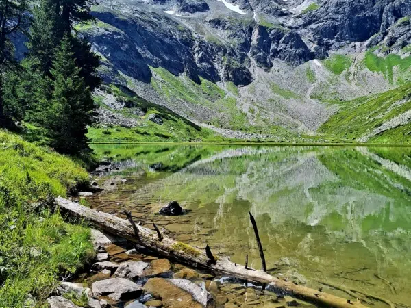 Ihr seht den Karwassersee im Sommer.