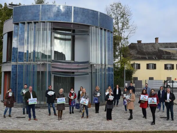 Ihr seht viele Menschen vor einem Gebäude der Energieschaupunkte