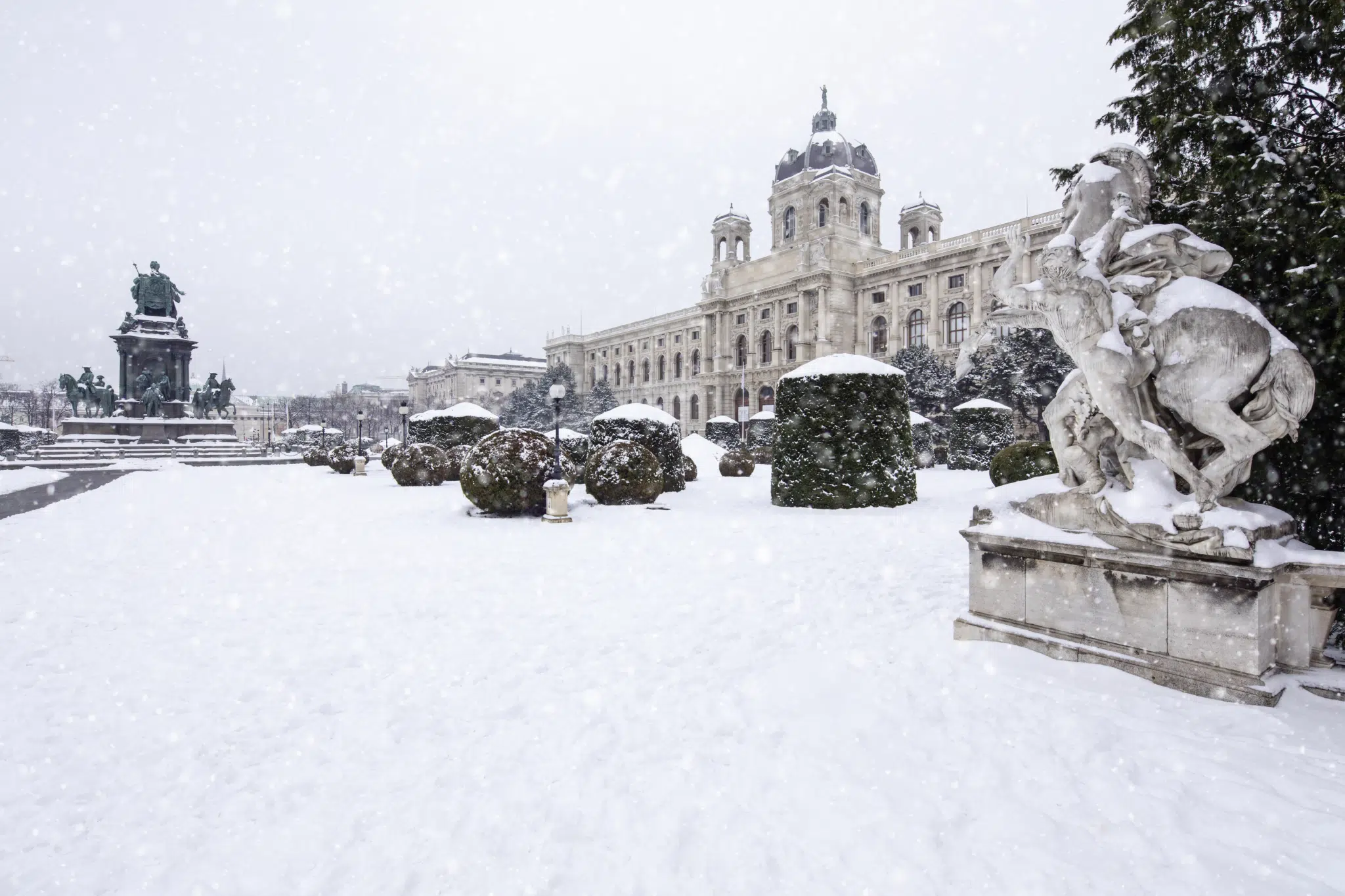 Ihr seht den Maria-Theresien-Platz in Wien mit Schnee.