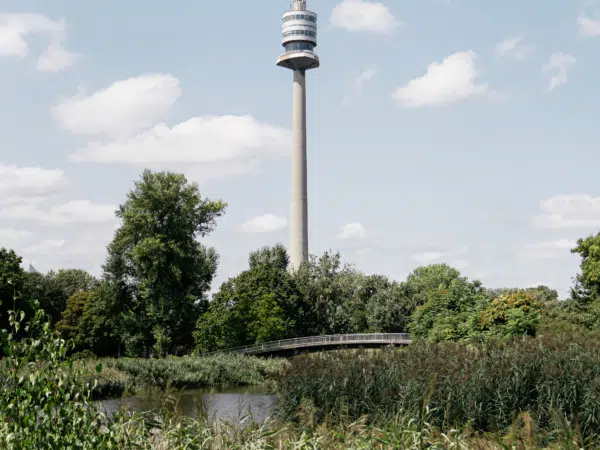 Ihr seht den Donauturm in Wien.