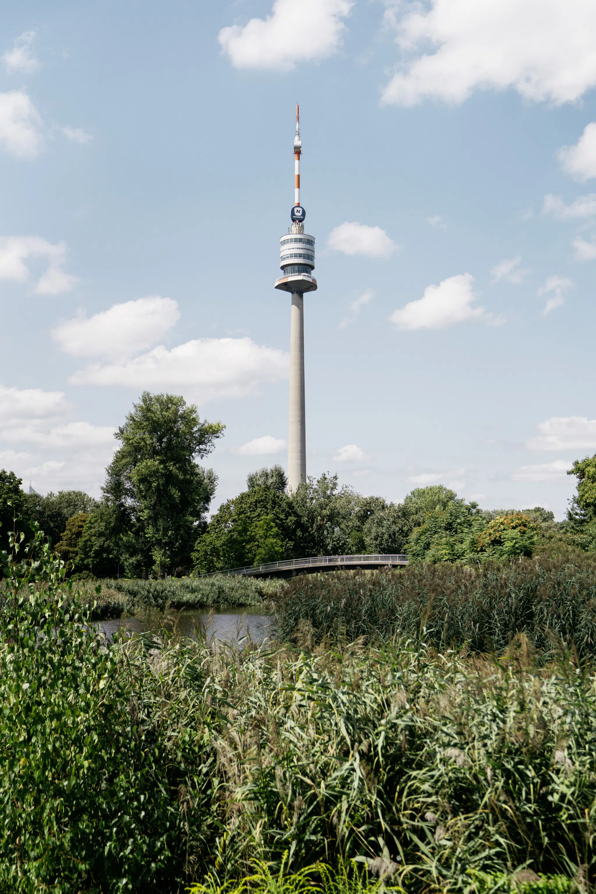 Ihr seht den Donauturm in Wien.