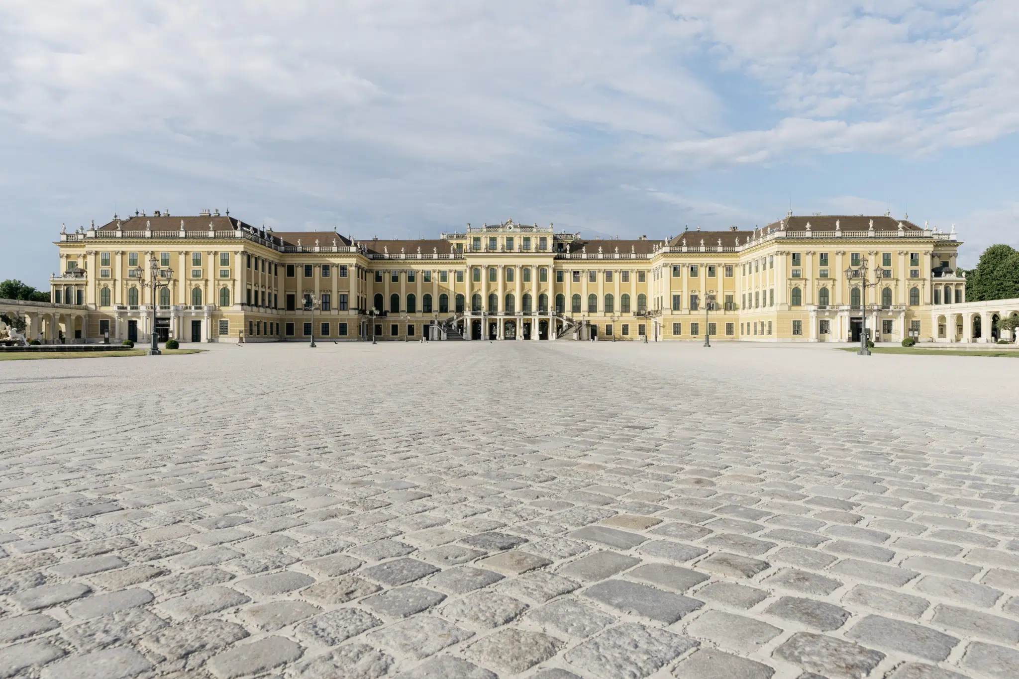 Ihr seht das Schloss Schönbrunn im Wien vom Hof aus.