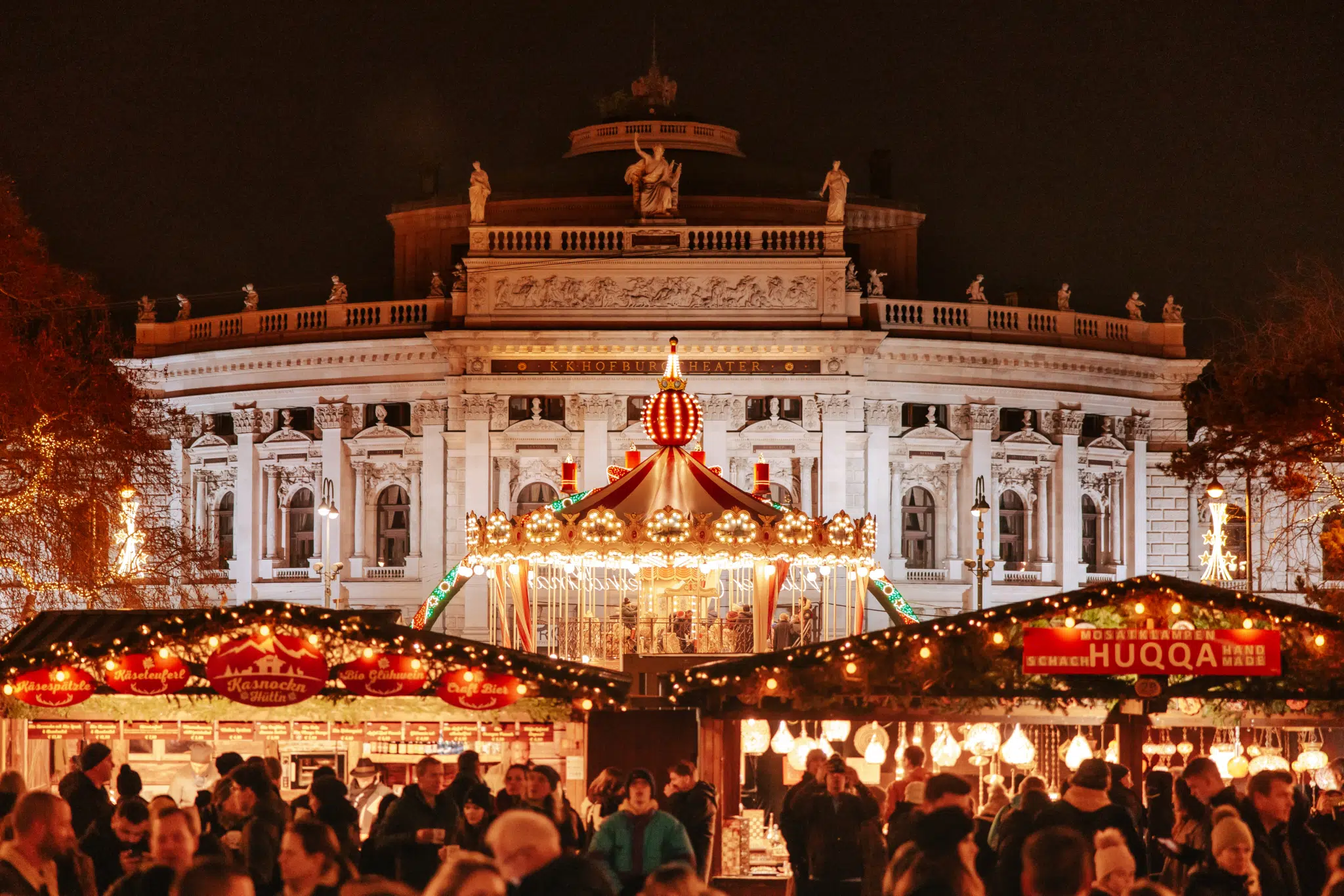 Ihr seht den Christkindlmarkt auf dem Wiener Rathausplatz.