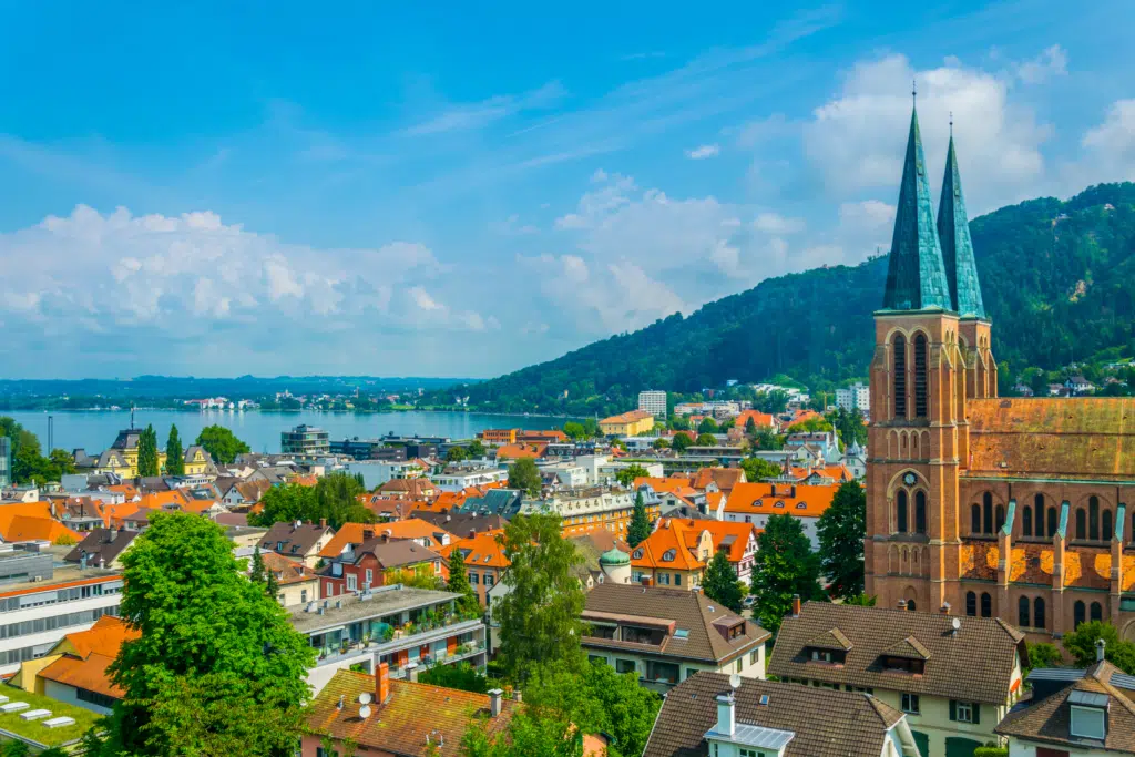 Luftbild von Bregenz mit See und Herz Jesu Kirche