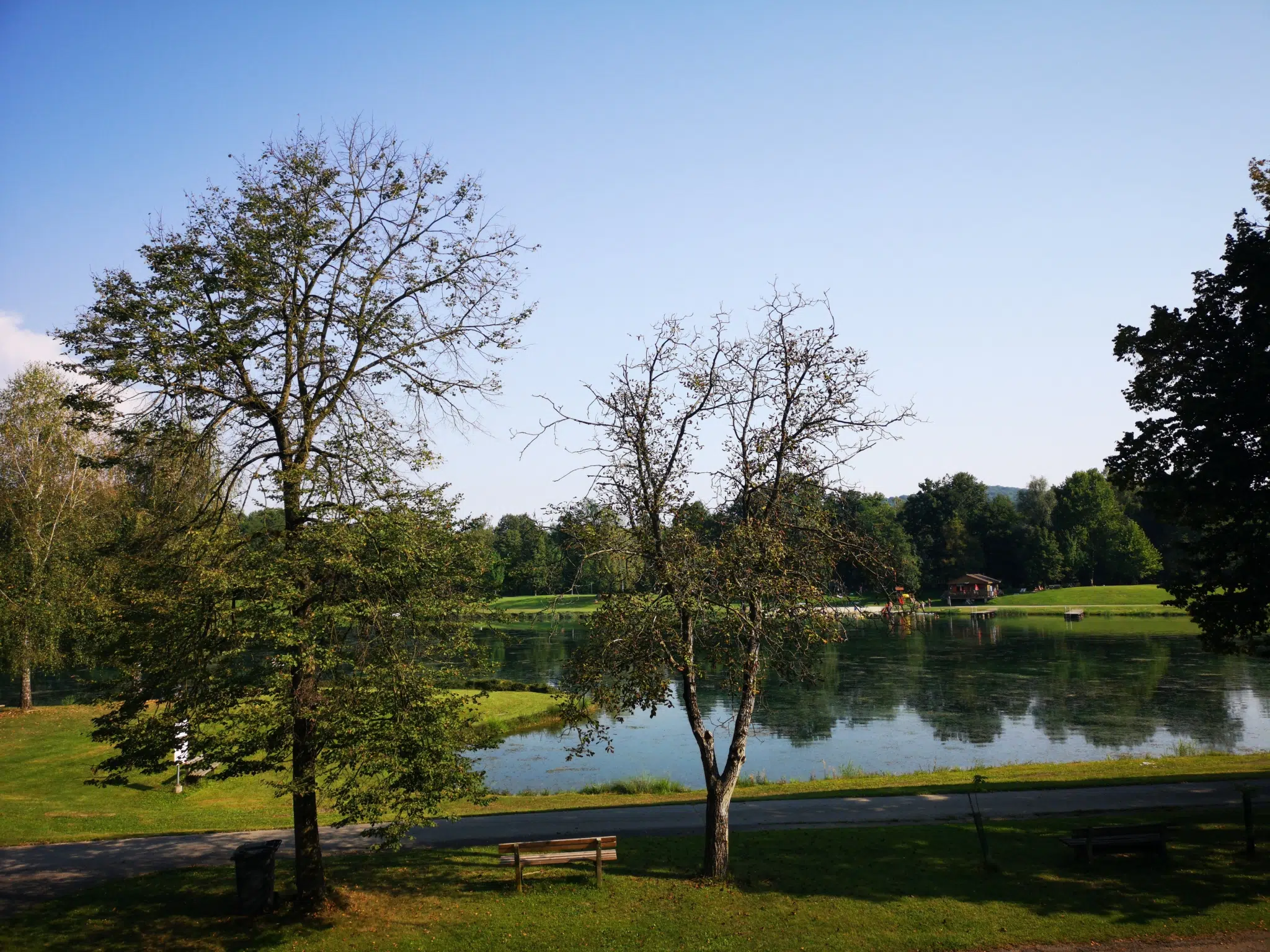 Sie sehen ein Bild vom Badesee Röcksee in der Südoststeiermark, unweit vom JUFA Hotel Vulkanland*** in Gnas.