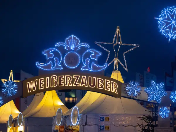 Ihr seht den Adventmarkt Weißer Zauber in Hamburg in der Nähe vom JUFA Hotel Hamburg HafenCity****