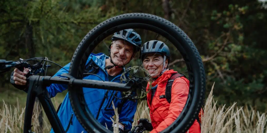 Aktives Pärchen, das mit dem Fahrrad unterwegs ist