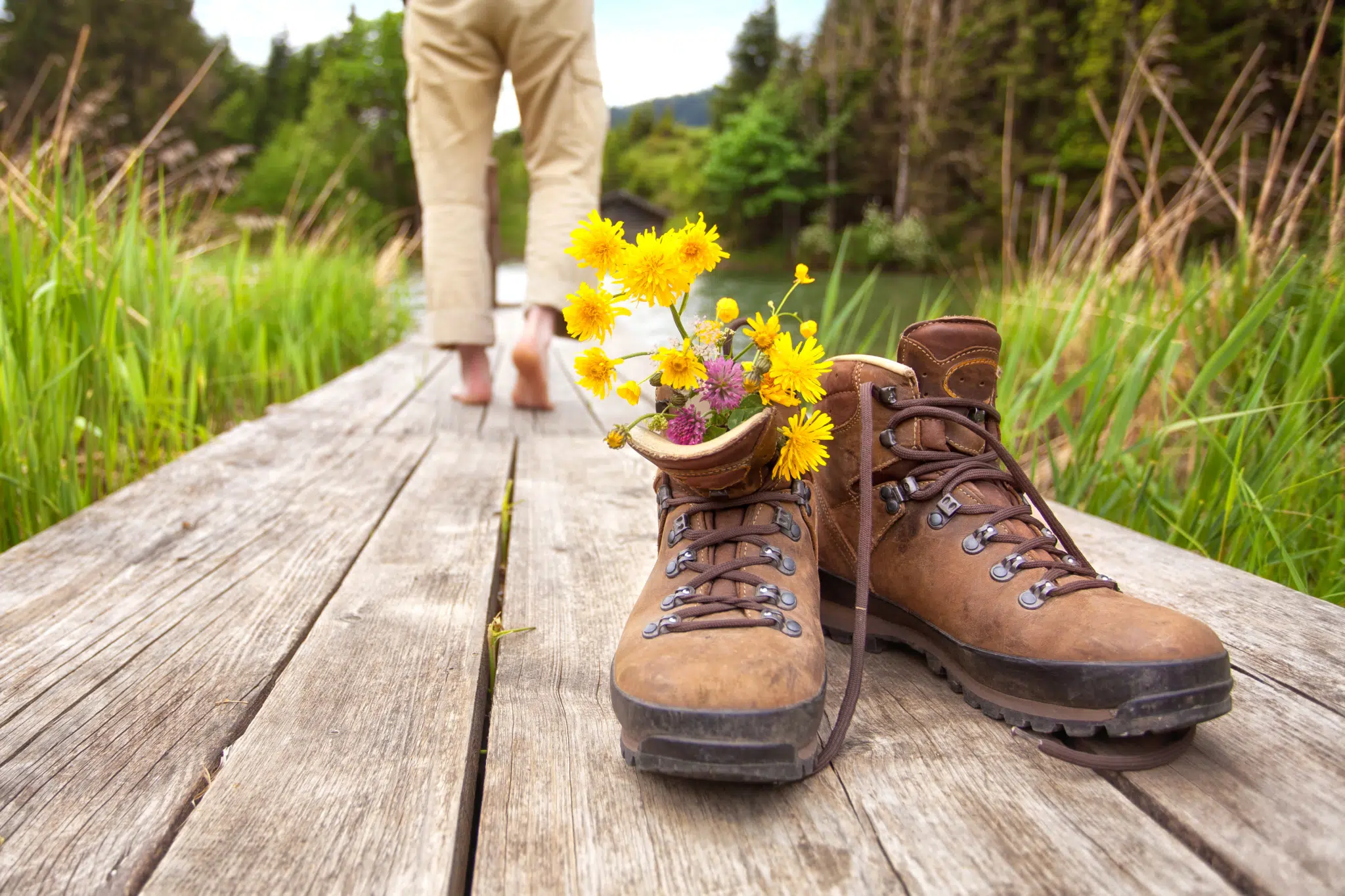 Wanderer macht Pause am Steg