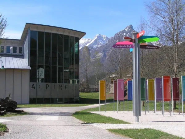 Ihr seht die Außenansicht vom Ausstellungshaus Alpineum Hinterstoder in Oberösterreich.